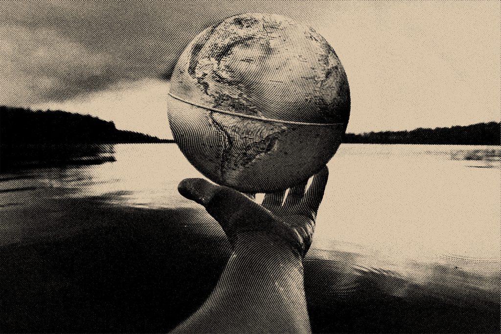 Bras humain tenant un globe terrestre dans la main